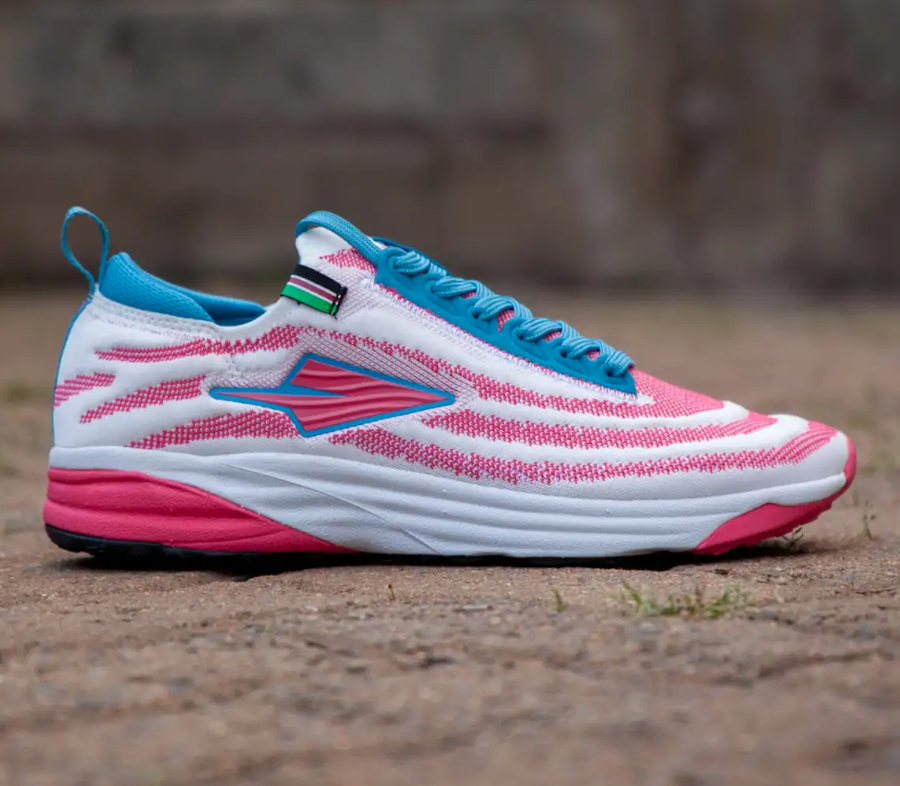 scarpe da running made in kenya enda lapatet da uomo bianche e rosa