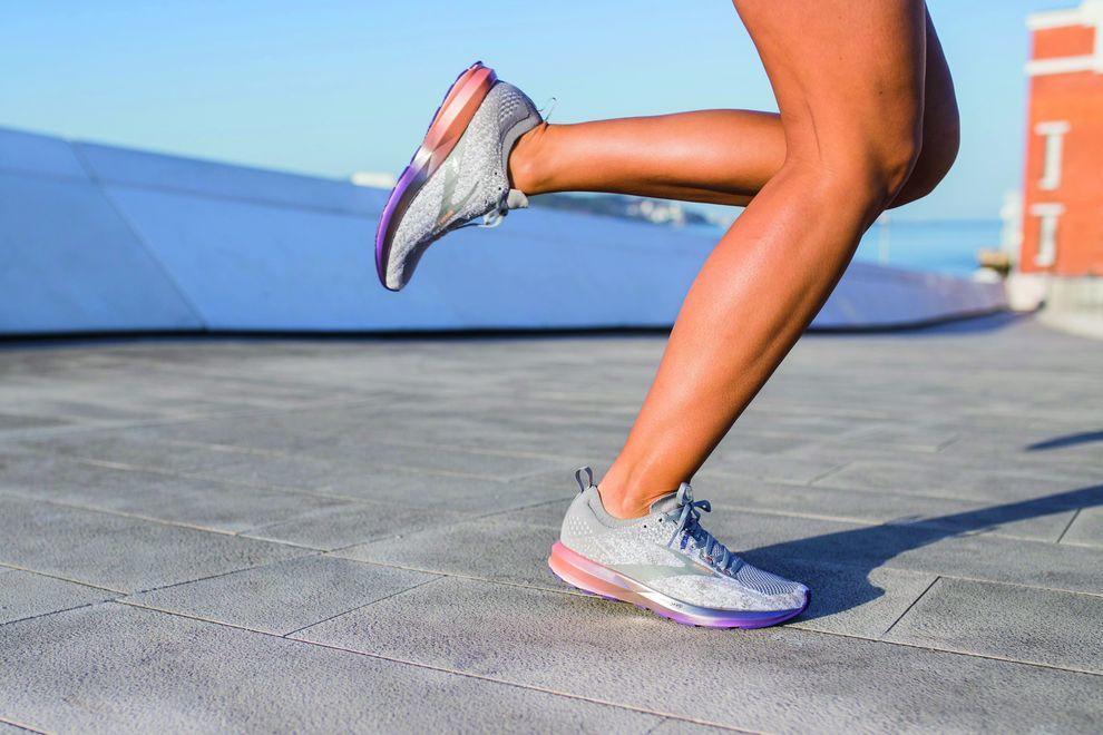 gambe della runner con Brooks Levitate 3