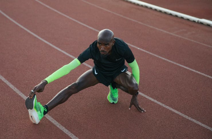 runner fa stretching con le Nike ZoomX Vaporfly Next% verde fluo