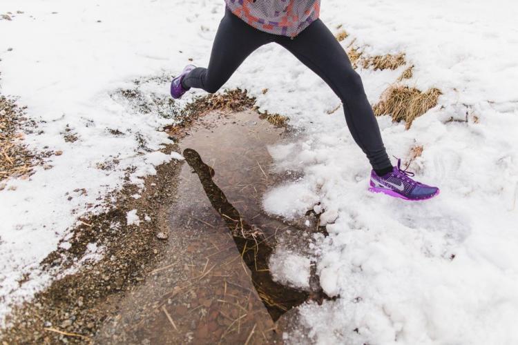 runner corre sulla neve con nike