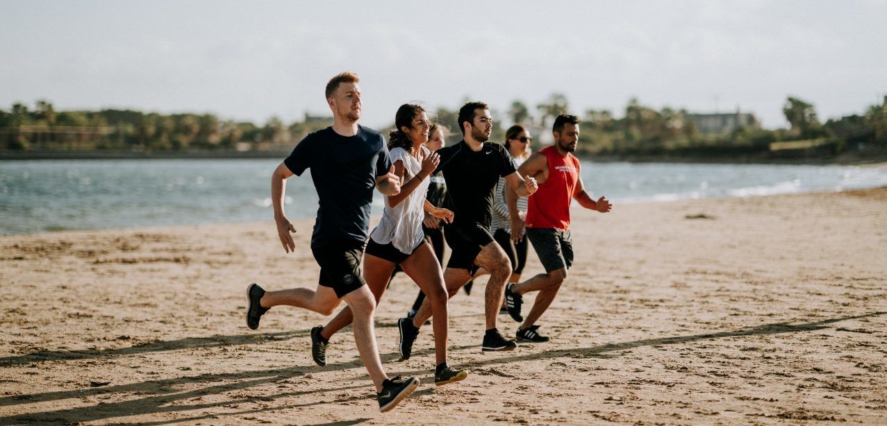 runner e allenamento fartlek su spiaggia