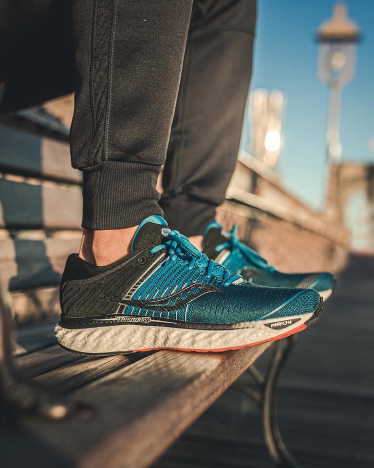 runner seduto su una panchina con saucony triumph 17 blu uomo