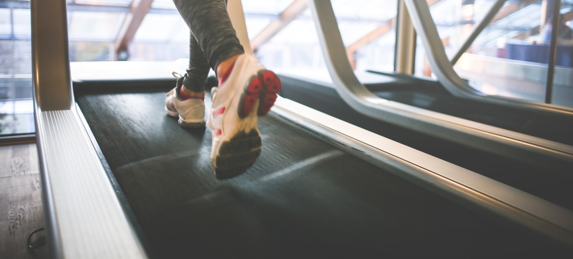 ragazza corre sul tapis roulant