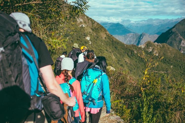 gruppo di persone che fa trekking in montagna