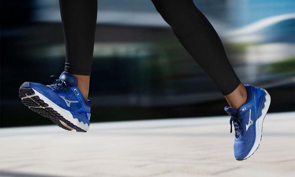 runner con scarpe da corsa blu modello mizuno skyrise