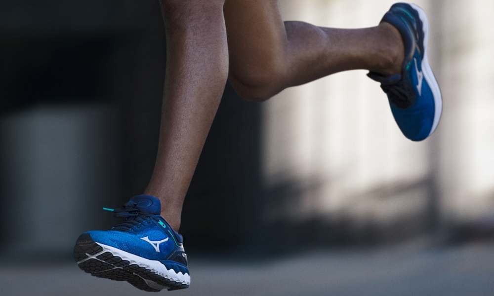 runner con scarpe da corsa mizuno skyrise blu