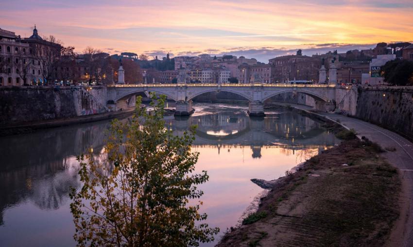 lungotevere roma visto dall'alto all'alba