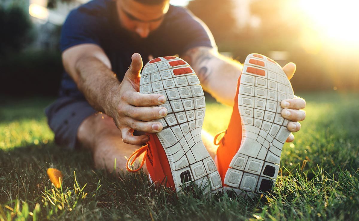 esercizio stretching nel parco