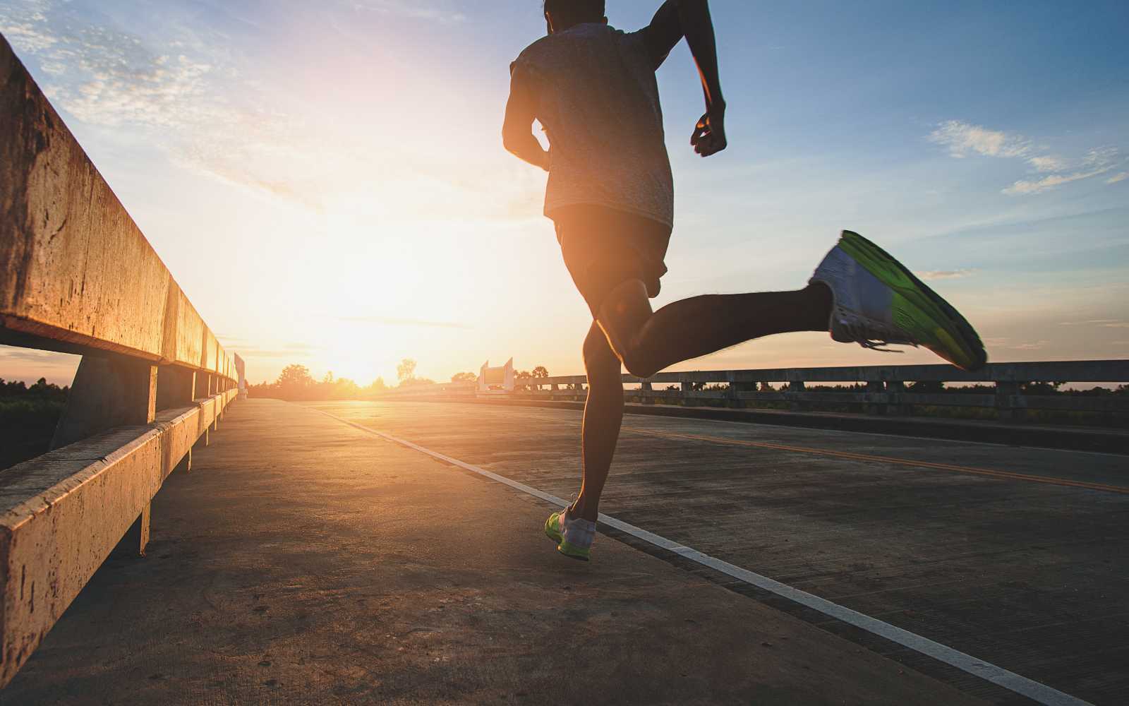 runner corre su strada all'alba