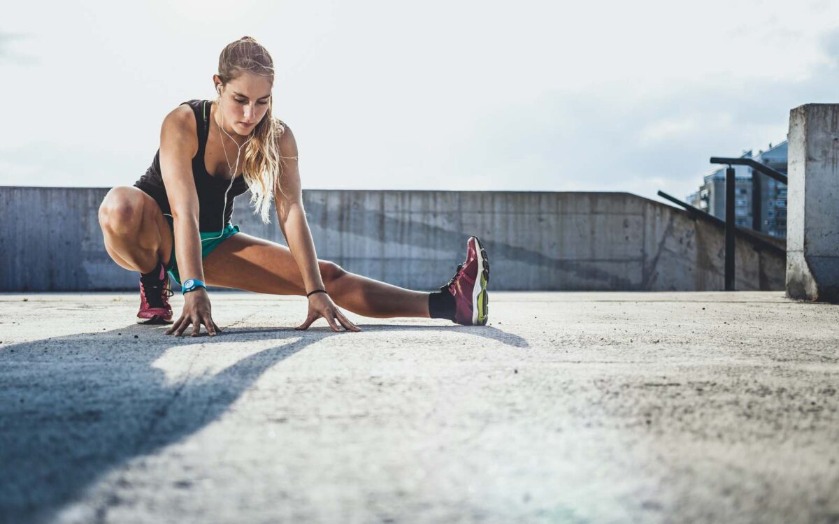 ragazza runner fa stretching dopo una lunga corsa