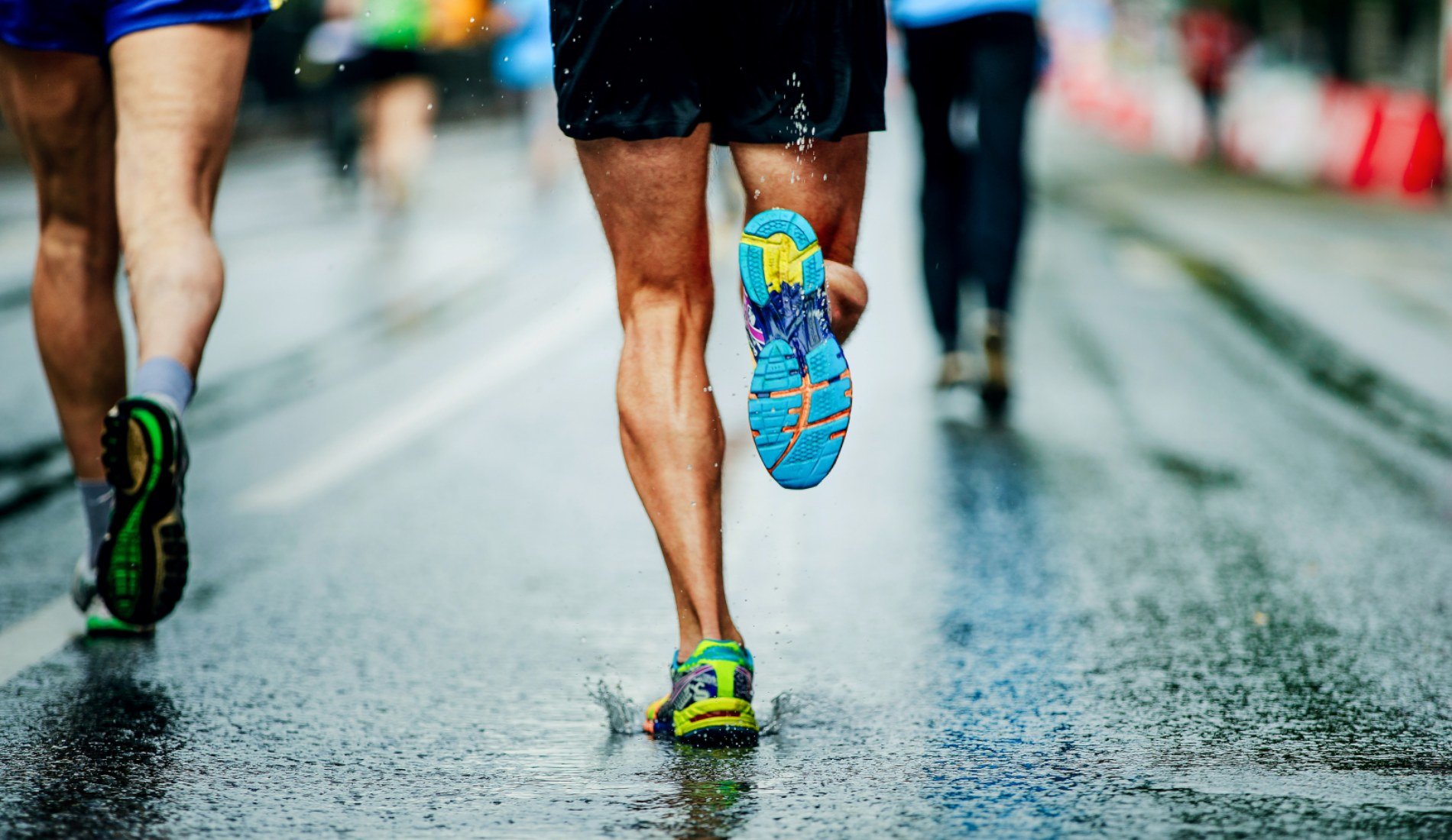 runner corre con scarpe da corsa