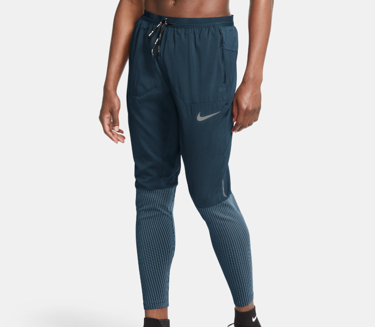 ragazzo con pantalone da running nike blu