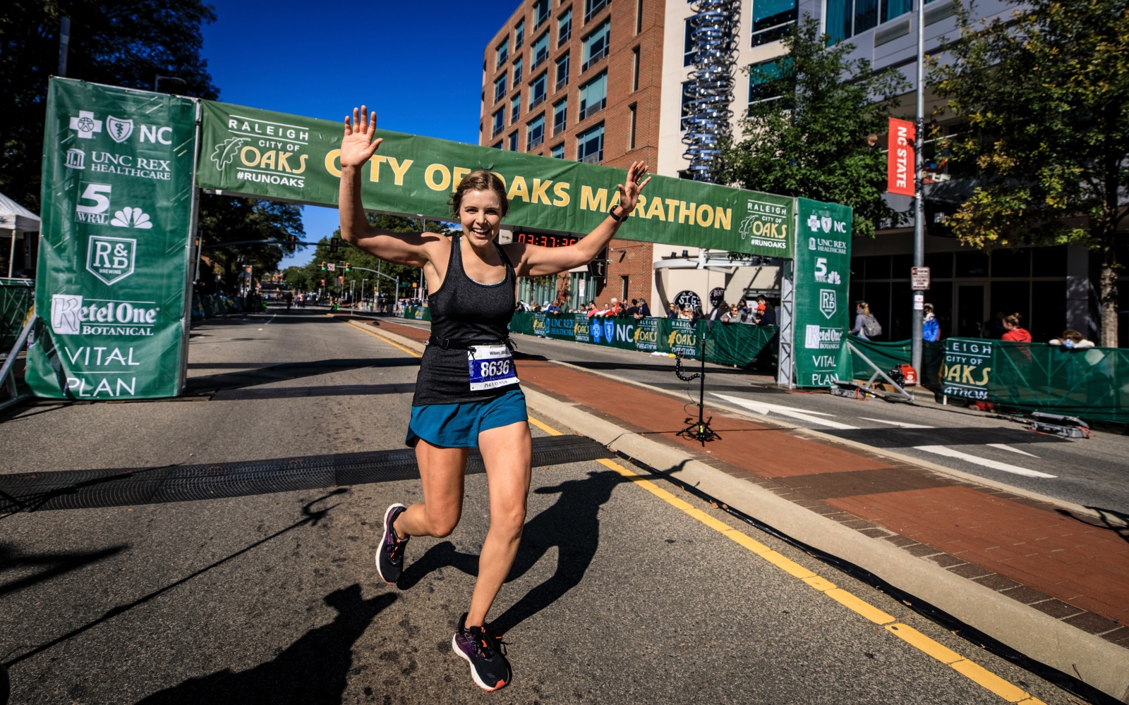 runner esulta all'arrivo della maratona