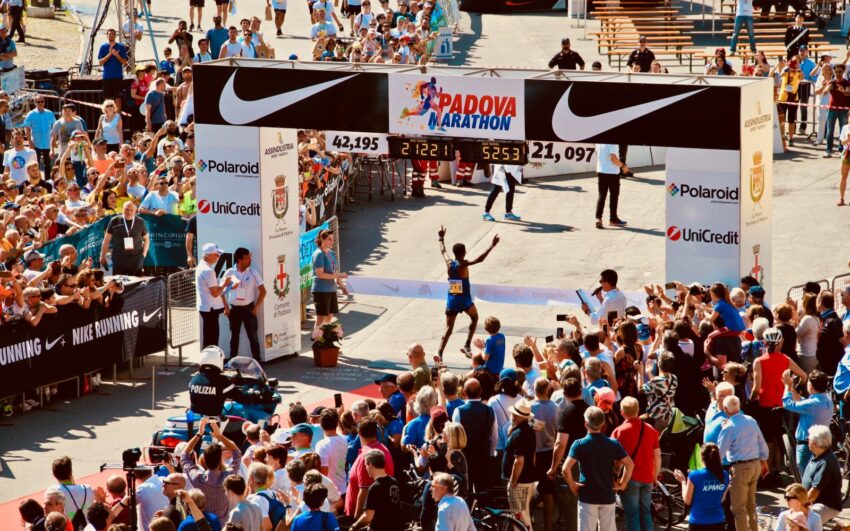 arrivo maratona di padova visto dall'alto con runner che taglia il traguardo