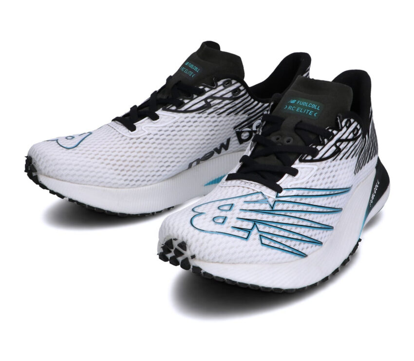 coppia scarpe running con suola in fibra di carbonio new balance fuelcell rc elite da uomo bianche e nere