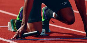 runner in partenza su pista di atletica