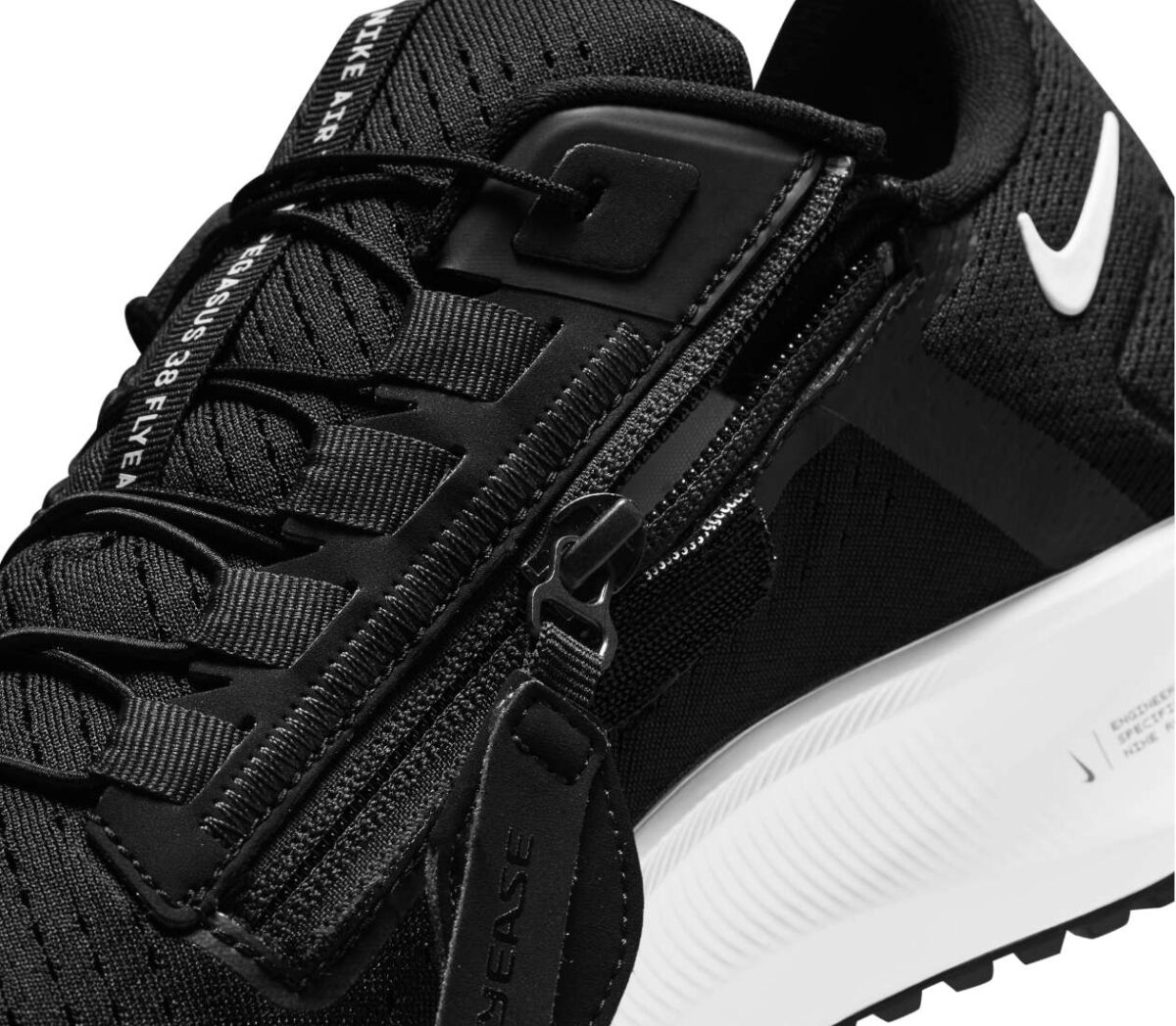 dettaglio zip scarpa da running nike pegasus 38 flyease nera