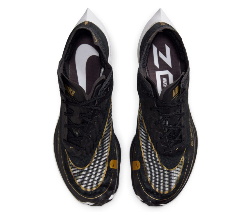 coppia di scarpe da running con carbonio nike vaporfly