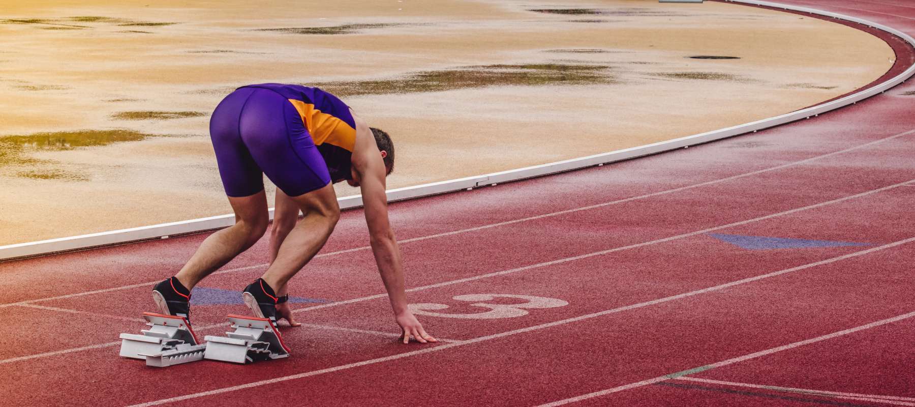 partenza 200 metri, sprinter con scarpe chiodate