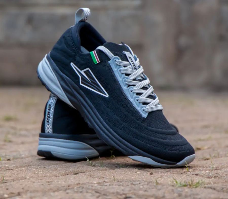 scarpa da running donna prodotta in kenya enda lapatet nere
