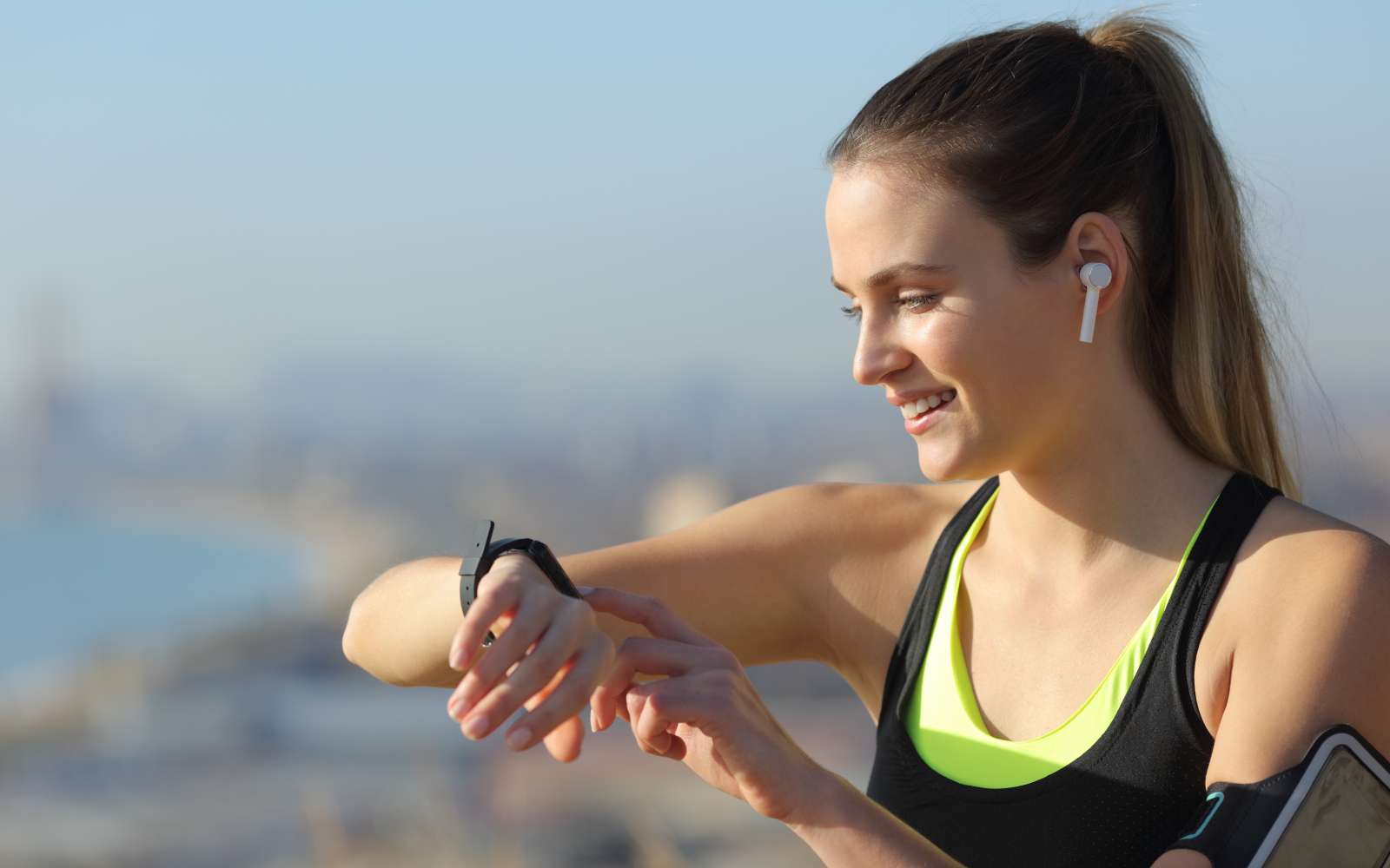 ragazza runner controlla la frequenza cardiaca sull'orologio