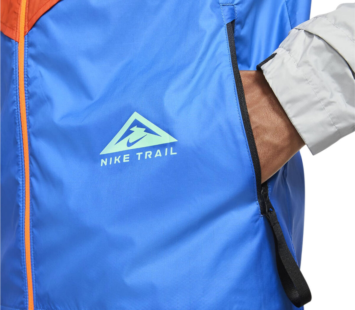 dettaglio giacca da trail e running uomo nike windrunner trail blu arancio