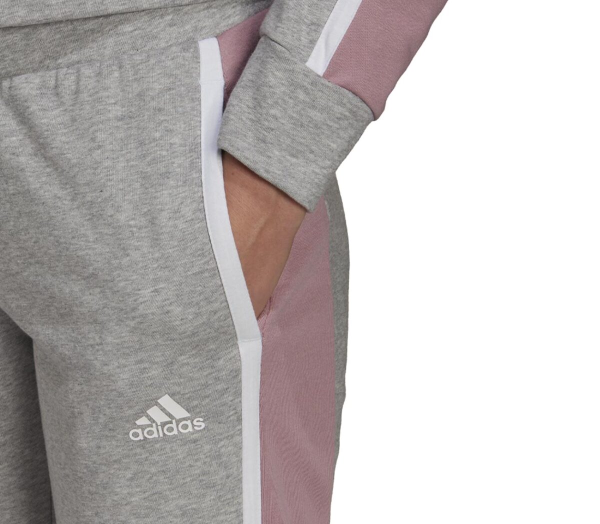 dettaglio tuta sportiva da donna adidas