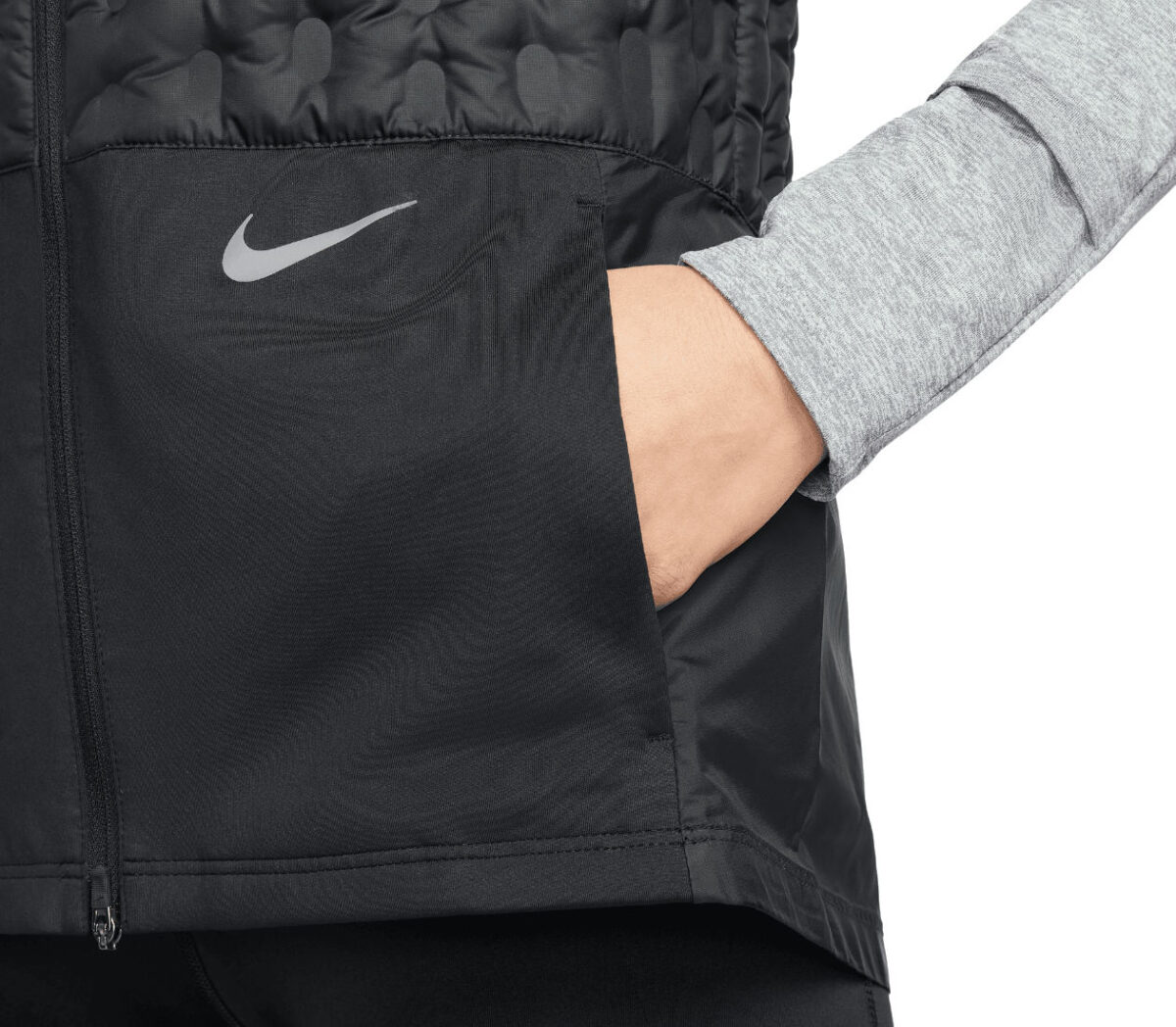 Dettaglio Smanicato Nike therma-fit ADV donna nero