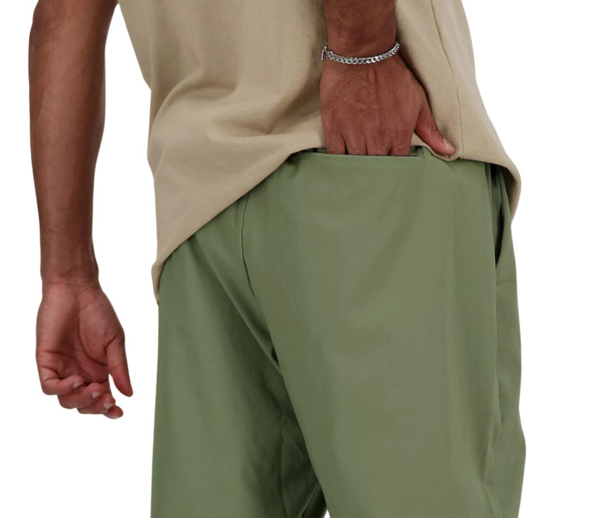 Dettaglio Pantalone New Balance AC Tapered Pant 29” verde militare