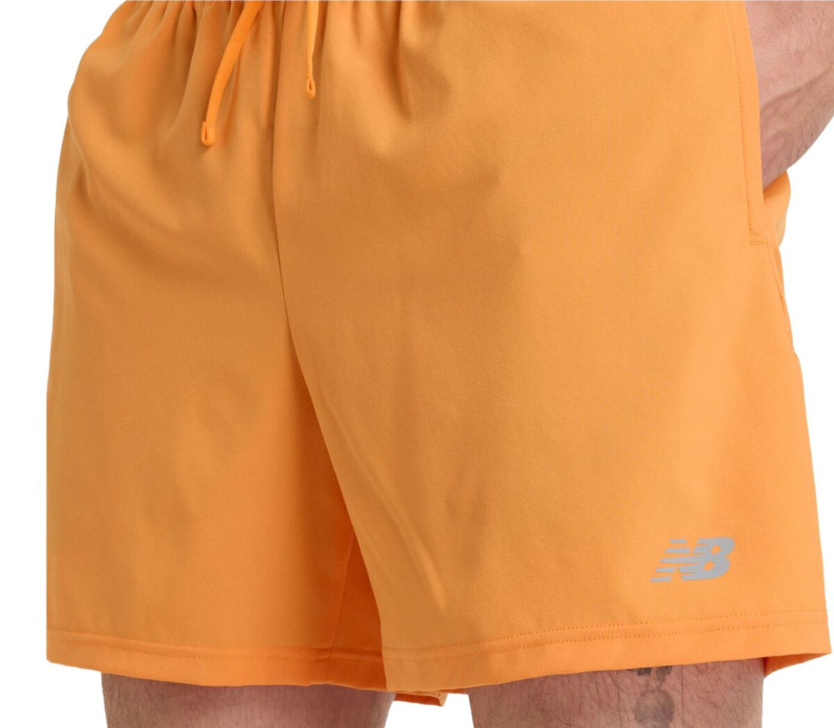 Dettaglio Pantaloncino New Balance Sport Essentials Short 5” uomo arancioni