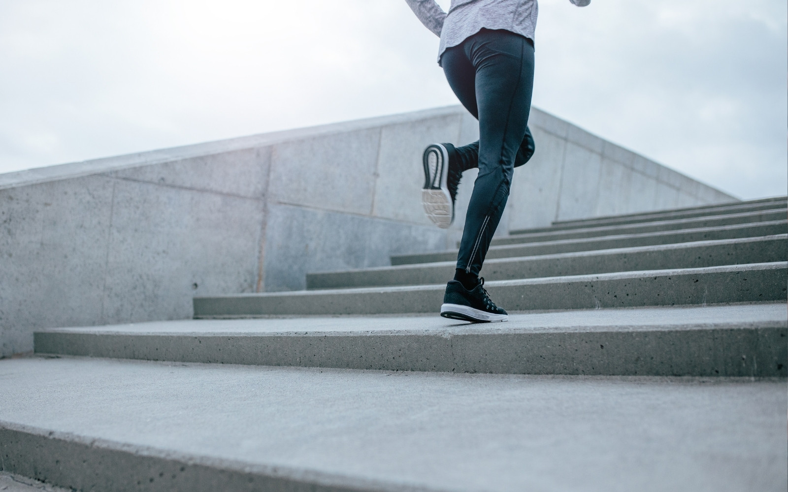runner corre su scale in cemento con scarpa ammotizzata