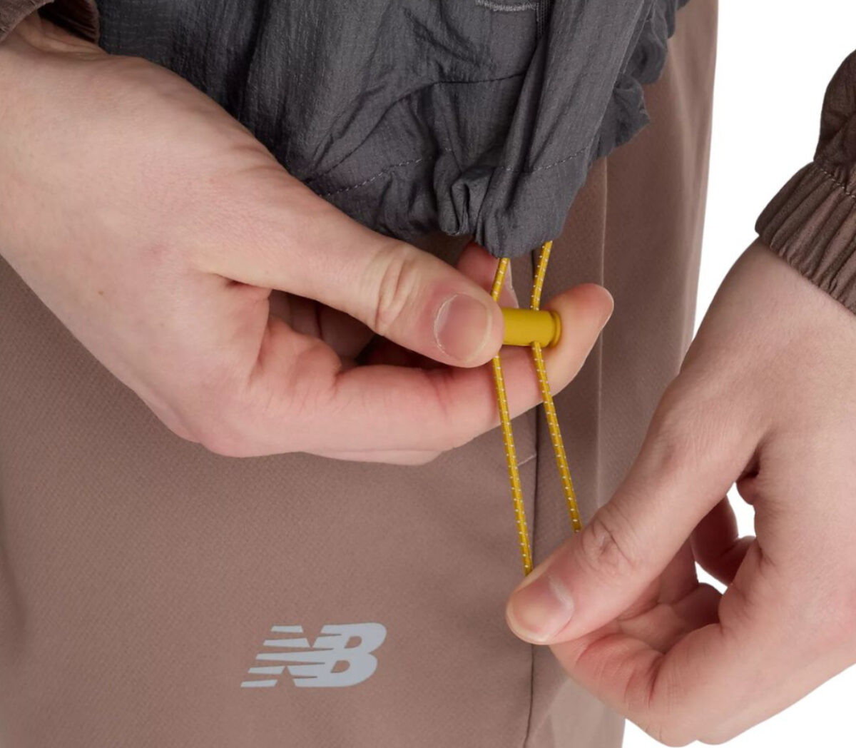 Dettaglio Giacca New Balance Better Run Water Resistant Jacket uomo earth shadow heather