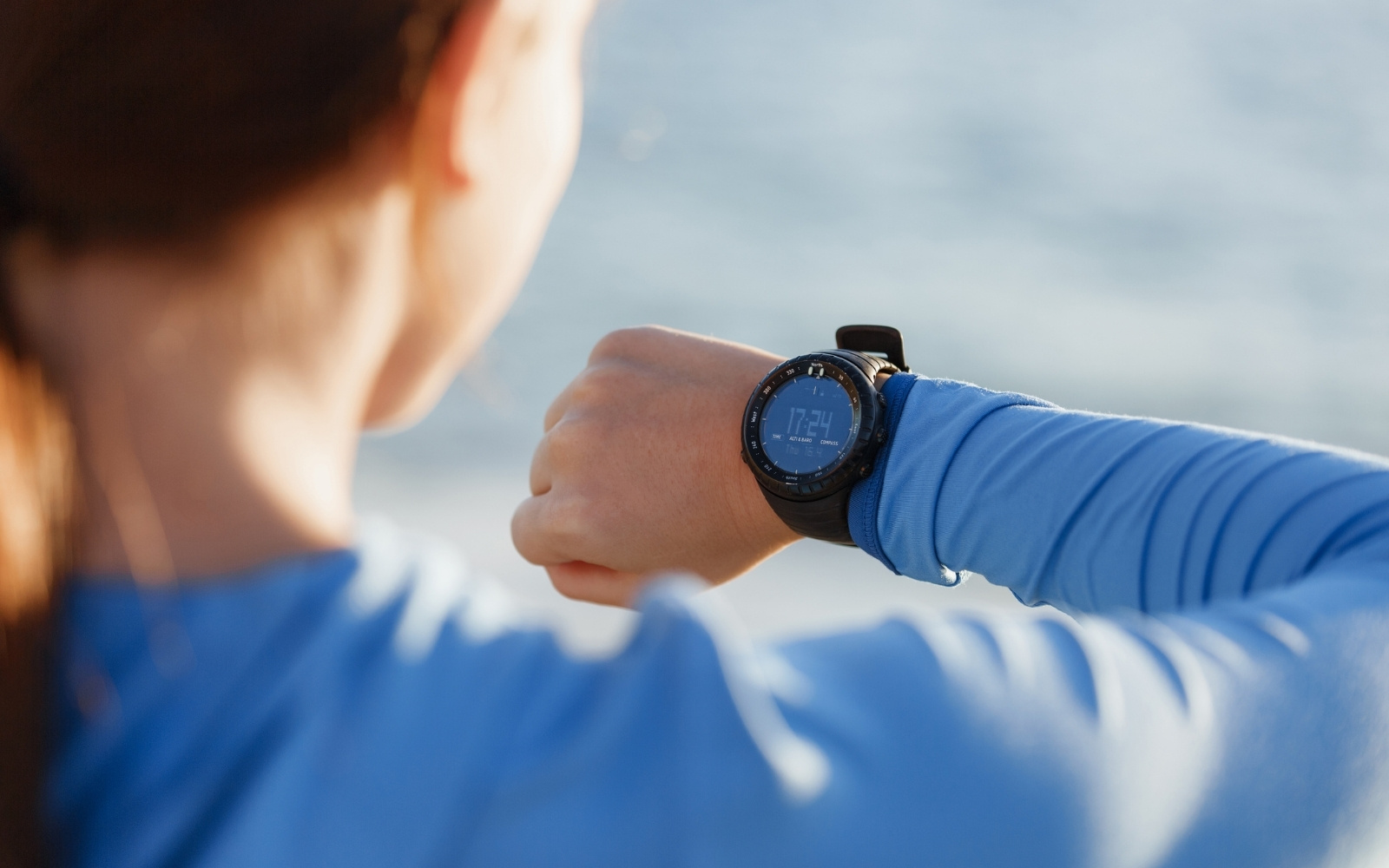 ragazza controlla smartwatch con allenamento zona 2