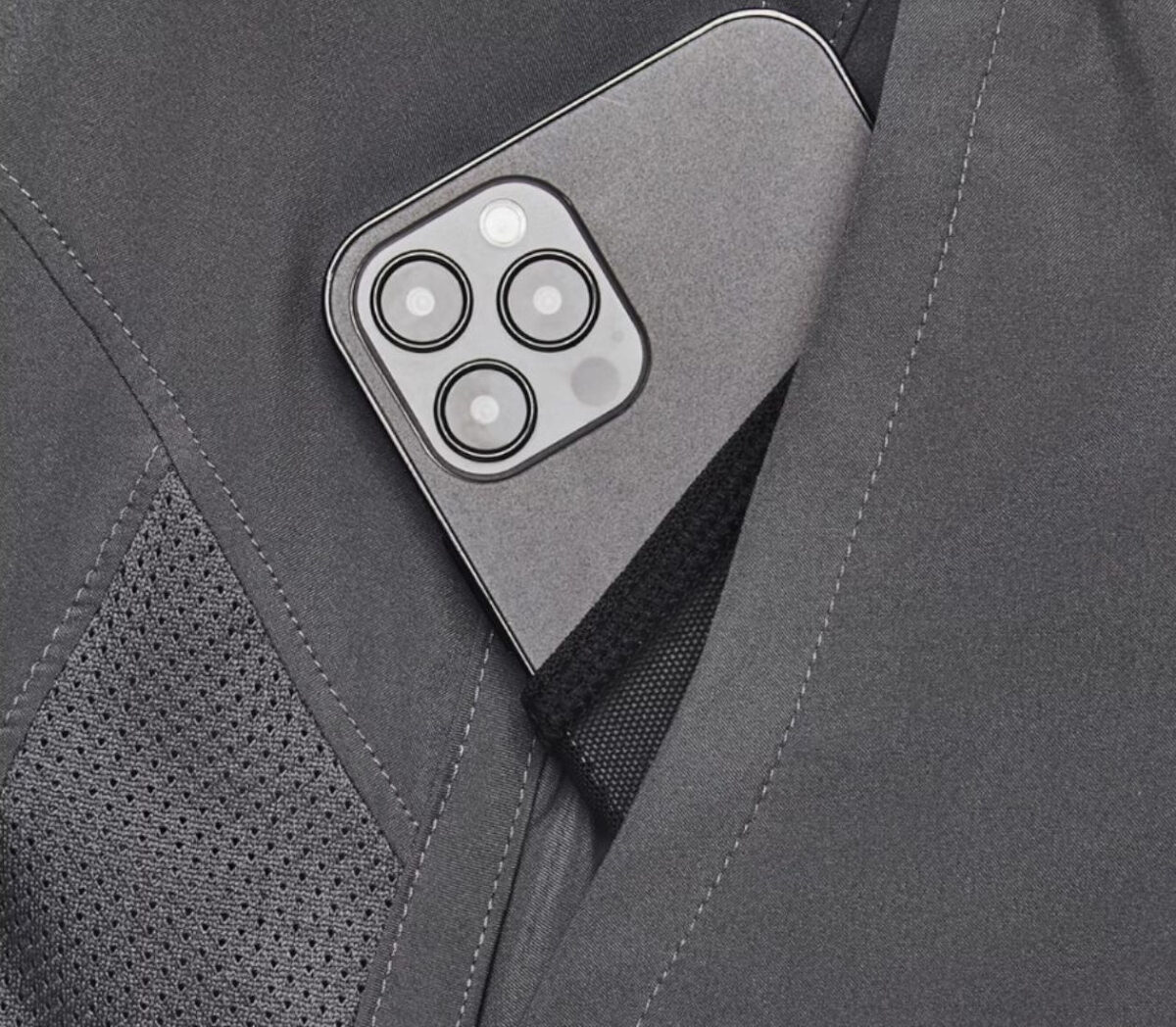 Dettaglio Pantaloncino Under Armour Launch 5” Short uomo grigio