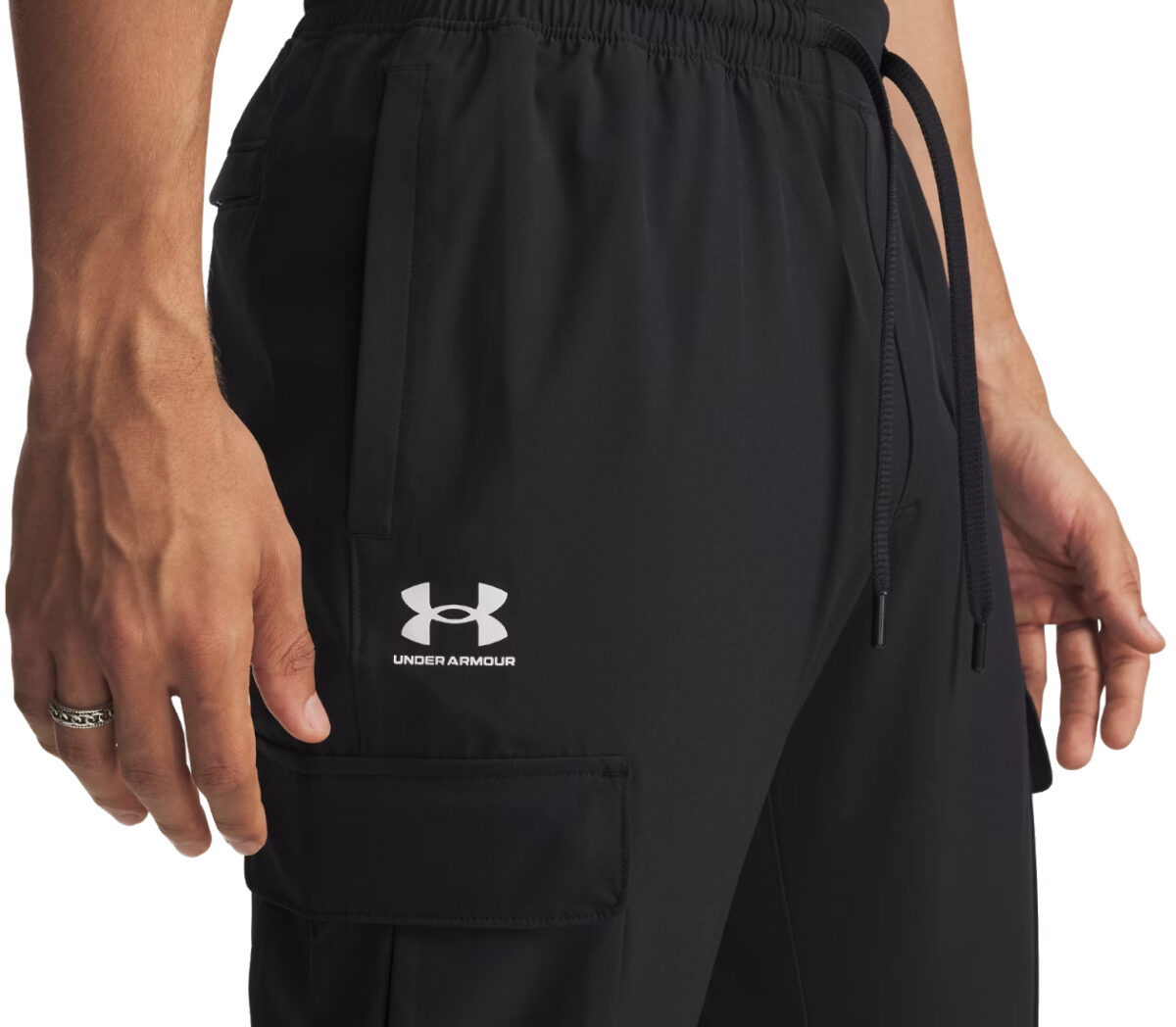 Dettaglio Pantaloni Under Armour Vibe Woven Cargo Pants uomo neri